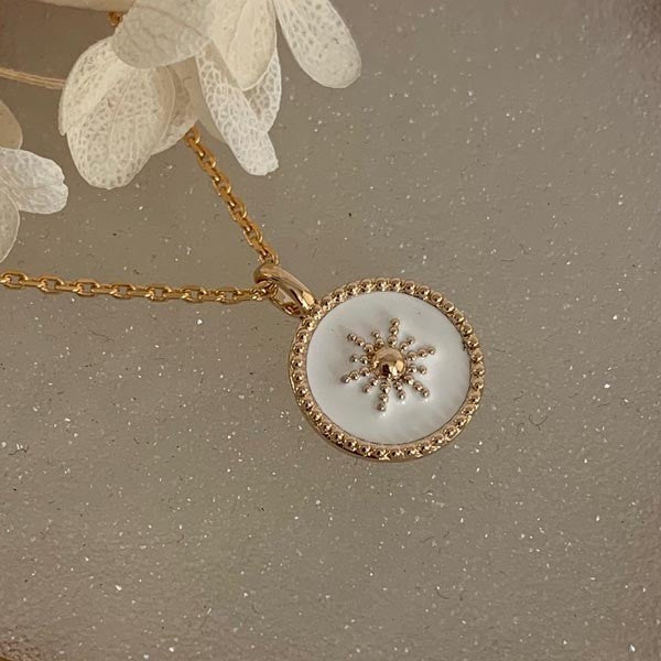 Collier chaine plaqué or médaille perlée étoilée blanche
