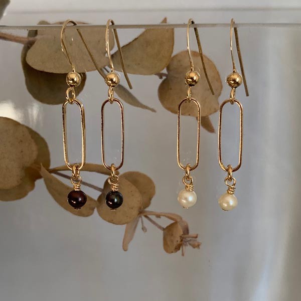 Gold plated earrings with white pearl links