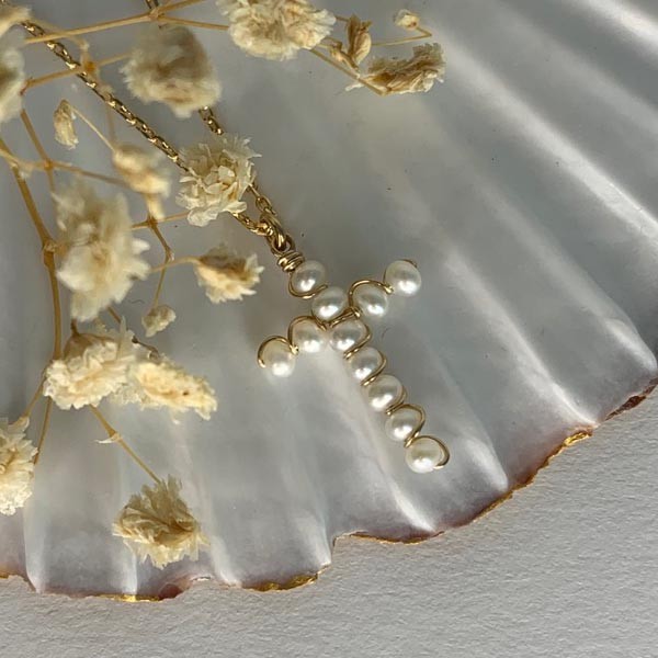 Collier chaine plaqué or petite croix perles d'eau douce blanches