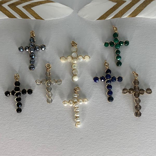 Collier chaine plaqué or petite croix perles d'eau douce blanches