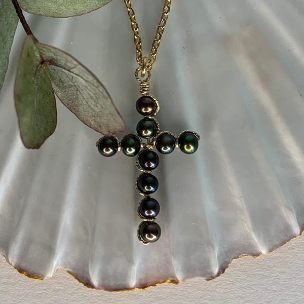Collier chaine plaqué or croix perles d'eau douce noires
