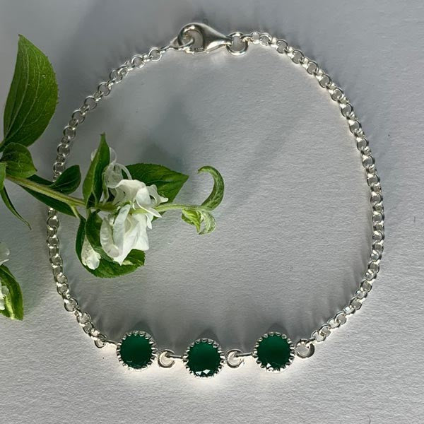 Silver chain bracelet with 3 green onyxes