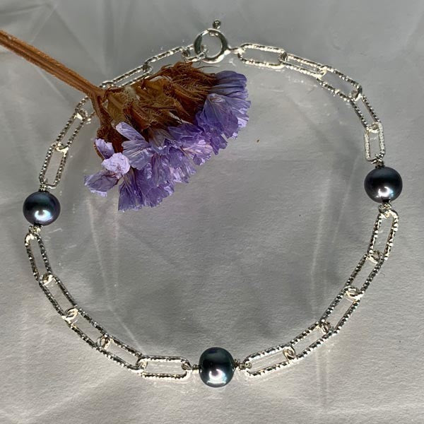 Silver chain bracelet with diamond rectangle and 3 black pearls
