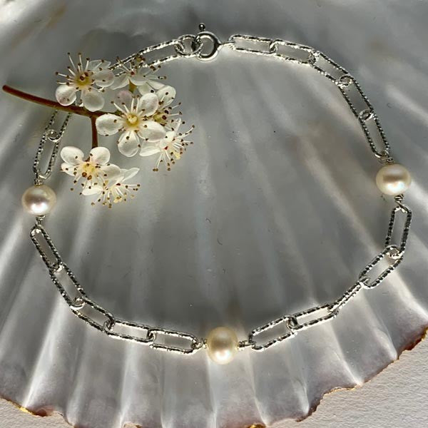 Silver chain bracelet with diamond rectangle and 3 white pearls