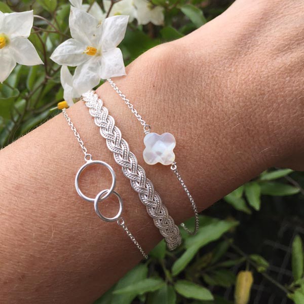 Bracelet chaine argent petite croix nacre blanche facetée