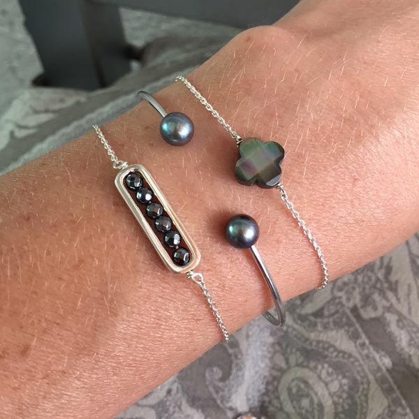 Bracelet chaine argent petite croix nacre grise facetée