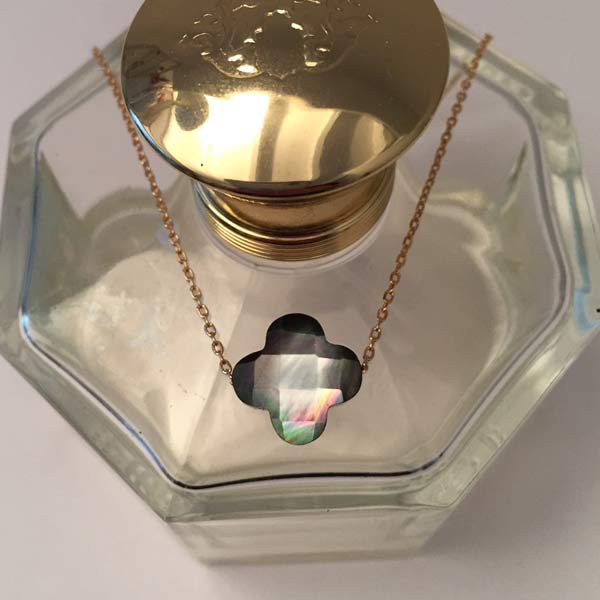 Collier chaine plaqué or croix nacre grise facettée