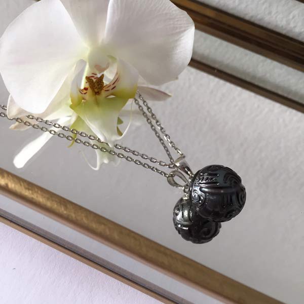 Silver chain necklace with engraved black Tahitian pearl