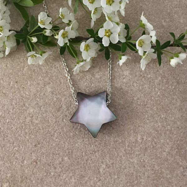 Medium silver chain necklace with gray mother-of-pearl star