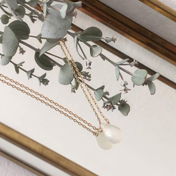 Collier chaine plaqué or goutte pierre de lune blanche facettée