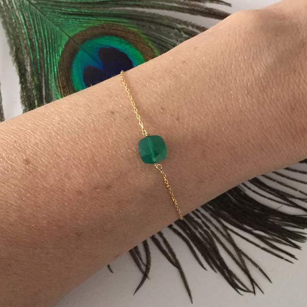 Bracelet chaine plaqué or mini pierre carrée facettée onyx verte