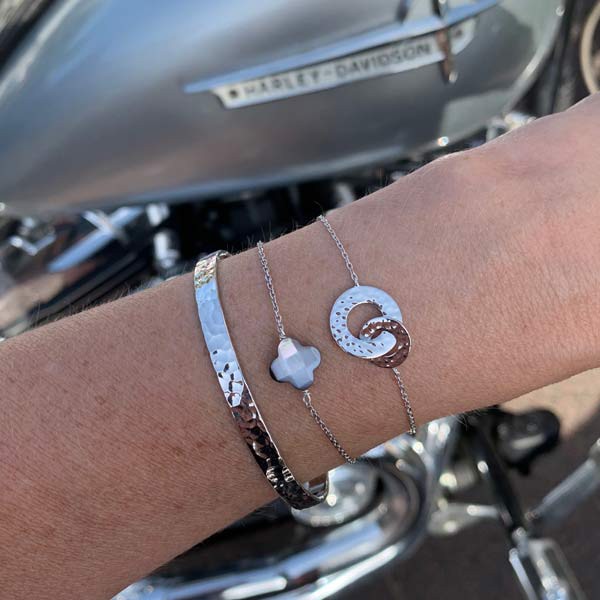 Bracelet chaine argent petite croix nacre grise facettée