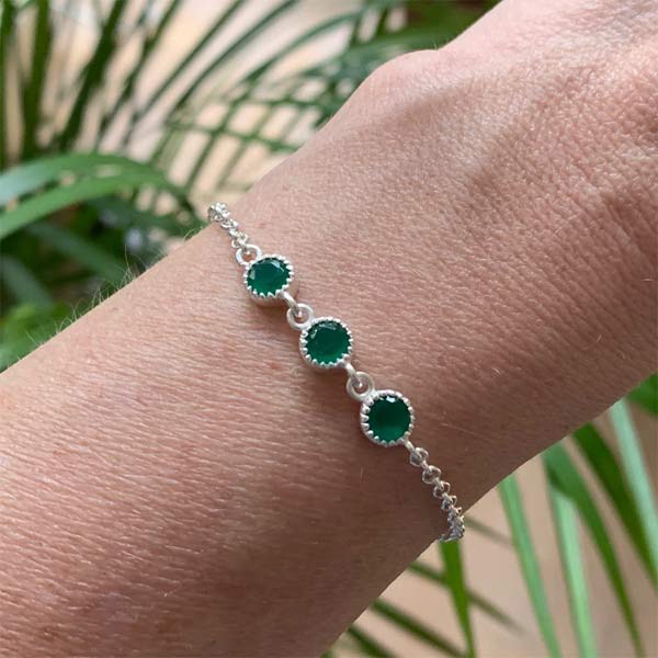 Silver chain bracelet with 3 green onyxes
