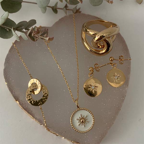 Collier chaine plaqué or médaille perlée étoilée blanche