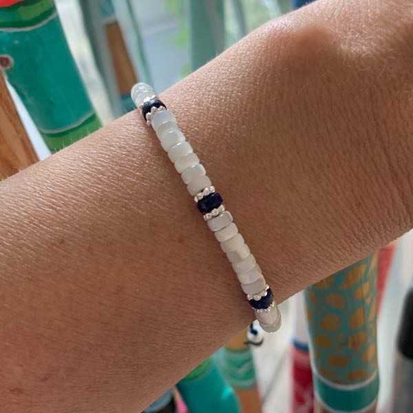 Bracelet Heishi nacre blanche et lapis lazuli perles