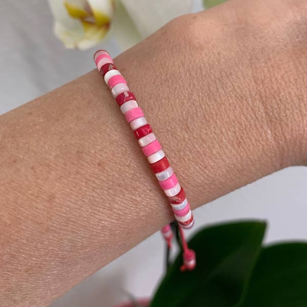 White mother-of-pearl Heishi bracelet with multicolored pink jasper