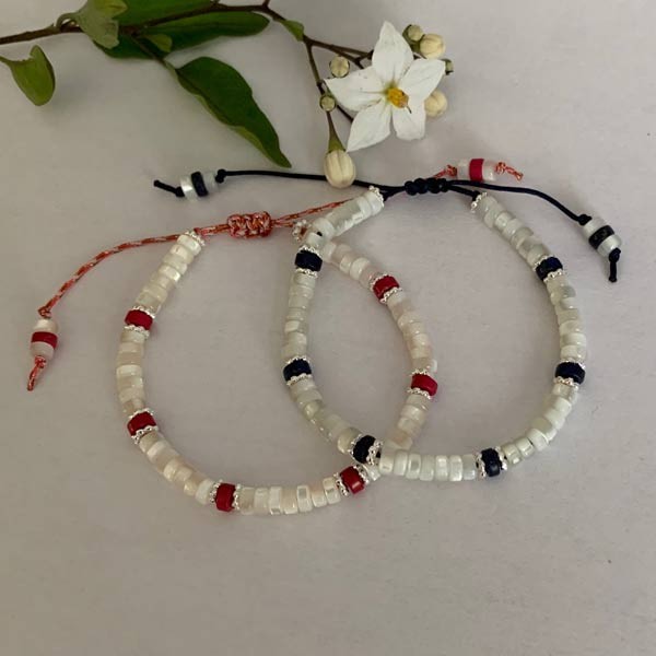 Bracelet Heishi nacre blanche et lapis lazuli perles