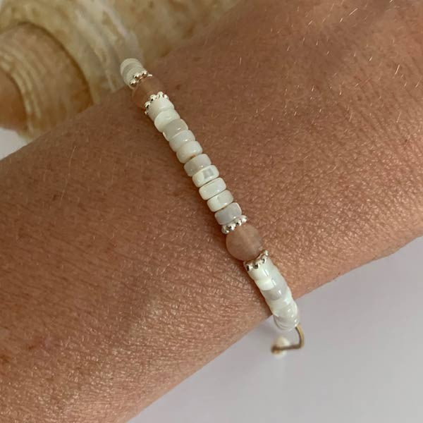 Bracelet Heishi nacre blanche pierres de soleil et perles