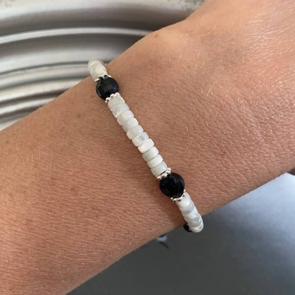 Bracelet Heishi nacre blanche pierres de sable et perles