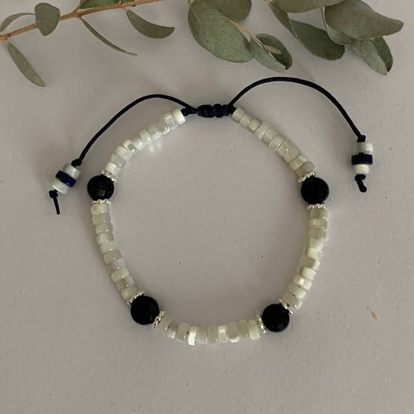Bracelet Heishi nacre blanche pierres de sable et perles