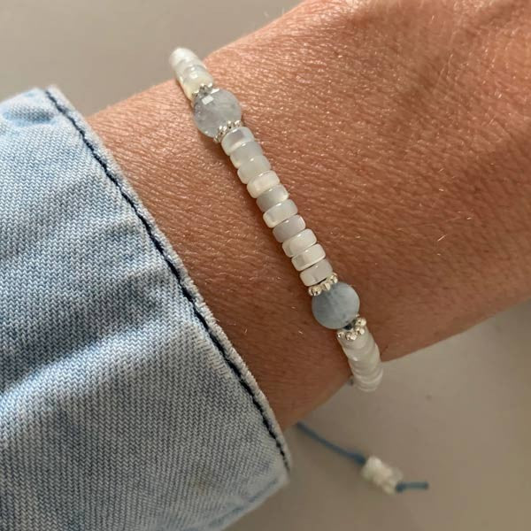 Bracelet Heishi nacre blanche aigue marine et perles