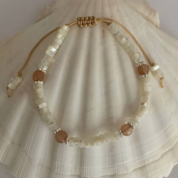 Bracelet Heishi nacre blanche pierres de soleil et perles