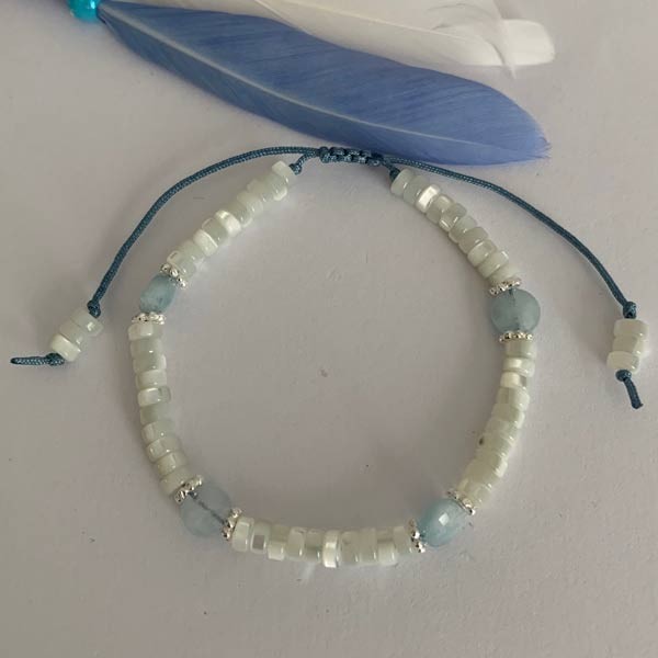 Bracelet Heishi nacre blanche aigue marine et perles