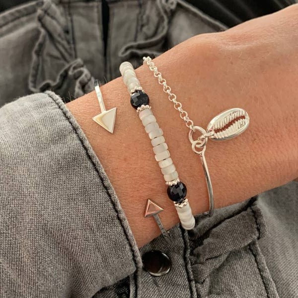 Bracelet Heishi nacre blanche pierres de sable et perles
