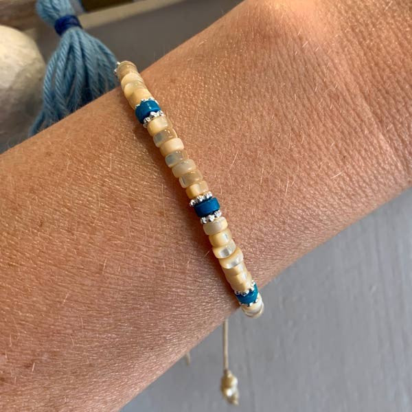 Bracelet Heishi nacre beige et jaspe turquoise perles