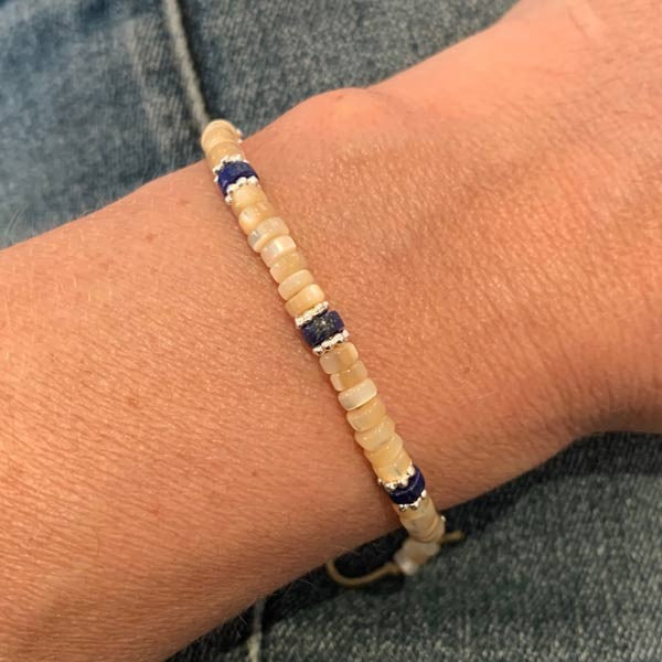 Bracelet Heishi nacre beige et lapis lazuli perles