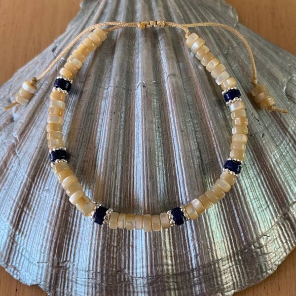 Bracelet Heishi nacre beige et lapis lazuli perles