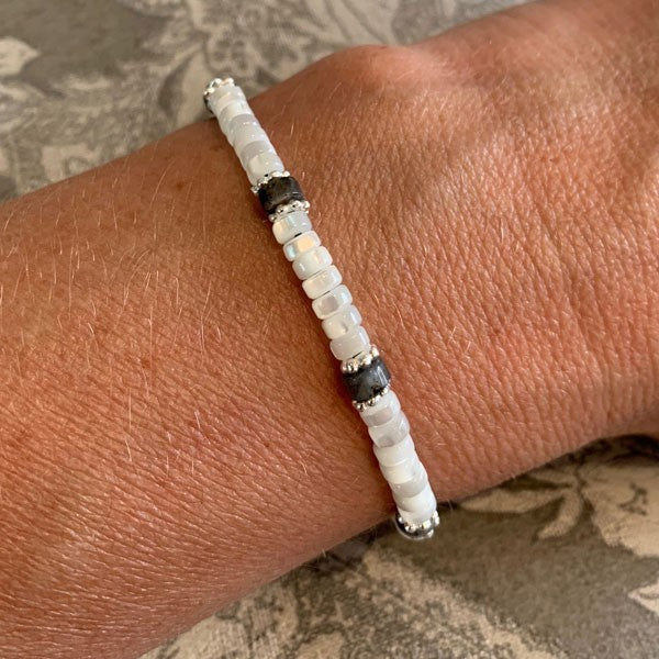 Bracelet Heishi nacre blanche et labradorite noire perles