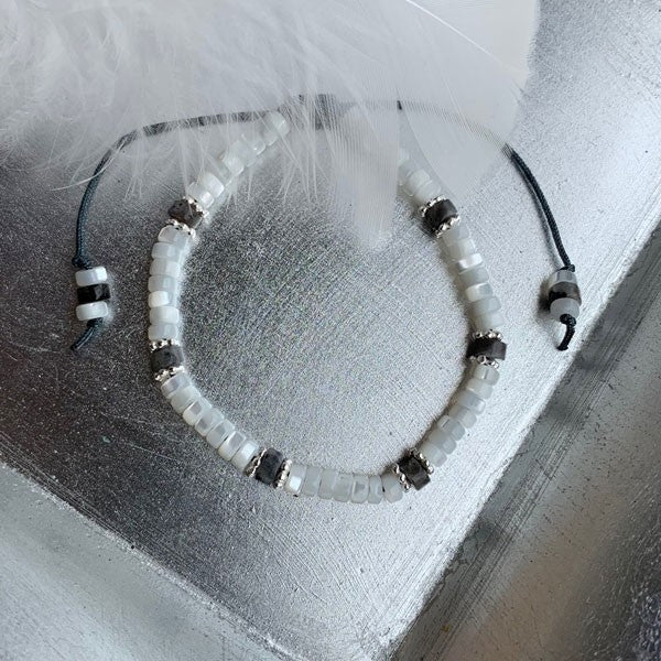 Bracelet Heishi nacre blanche et labradorite noire perles