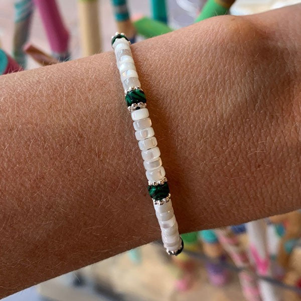 Bracelet Heishi nacre blanche et malachite perles