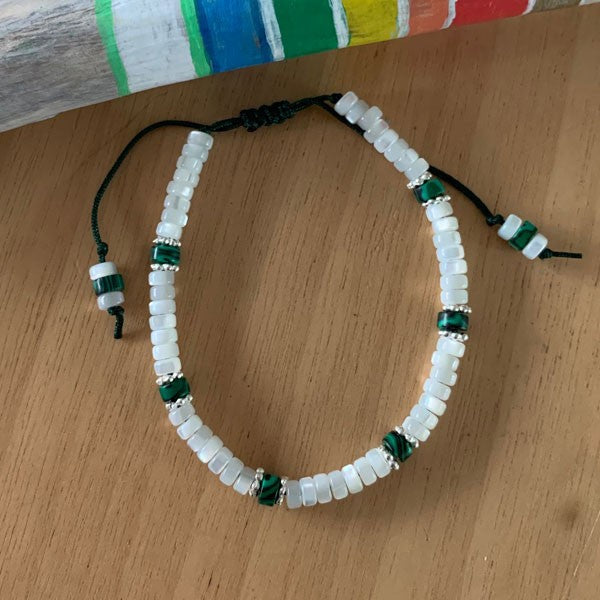 Bracelet Heishi nacre blanche et malachite perles