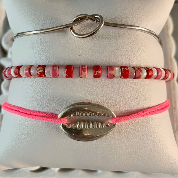White mother-of-pearl Heishi bracelet with multicolored pink jasper