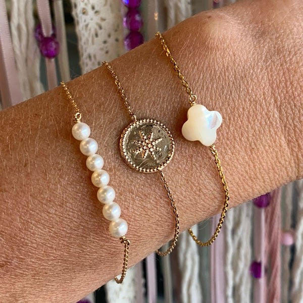 Bracelet chaine plaqué or barrette perles d'eau douce blanches