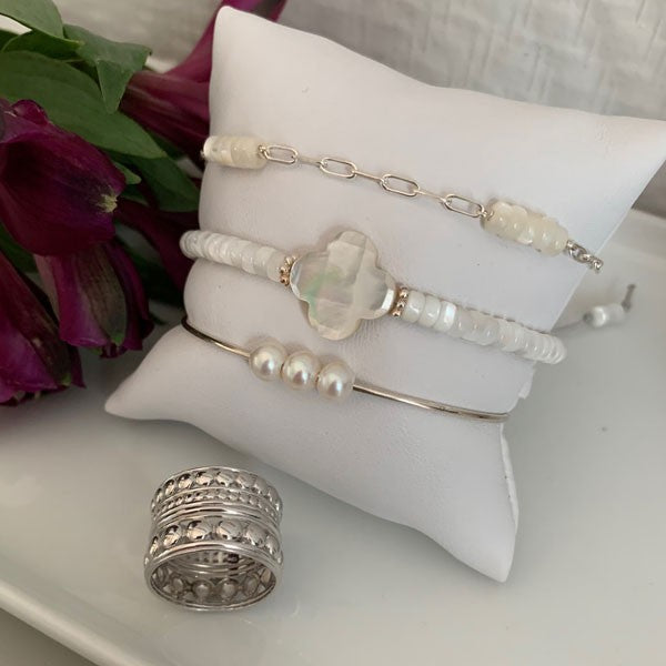 Heishi bracelet with white mother-of-pearl cross and pearls