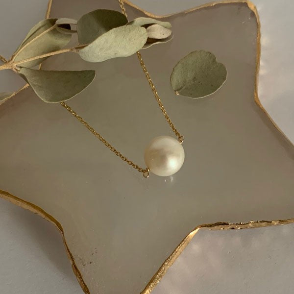 Collier chaine plaqué or perle d'eau douce blanche baroque