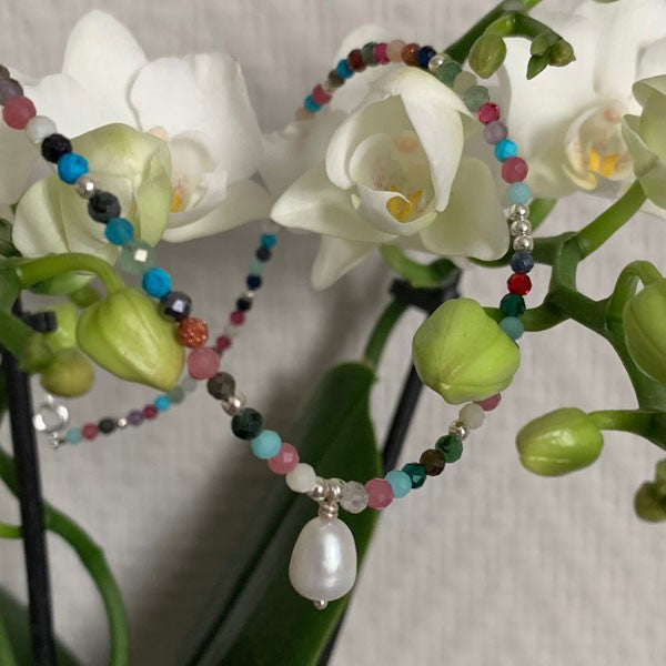 Silver necklace with fine stones and white pearl