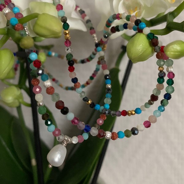Silver necklace with fine stones and white pearl