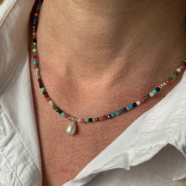 Silver necklace with fine stones and white pearl