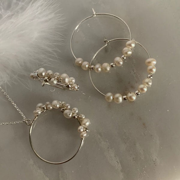 Silver chain necklace with white freshwater pearl ring