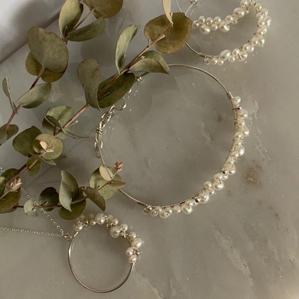 Silver chain necklace with white freshwater pearl ring