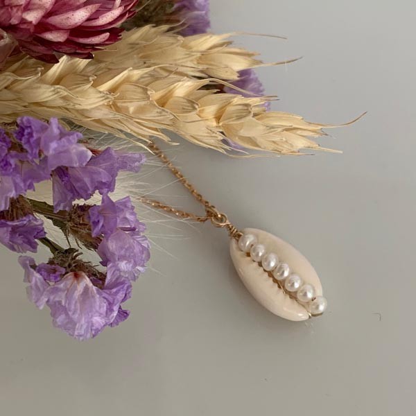 Collier chaine plaqué or cauri perles blanches