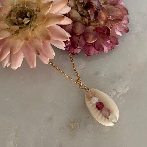 Collier chaine plaqué or cauri pierres roses