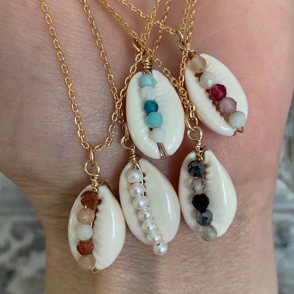 Collier chaine plaqué or cauri pierres roses