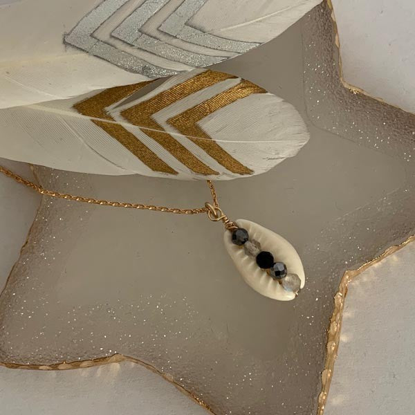 Collier chaine plaqué or cauri pierres grises