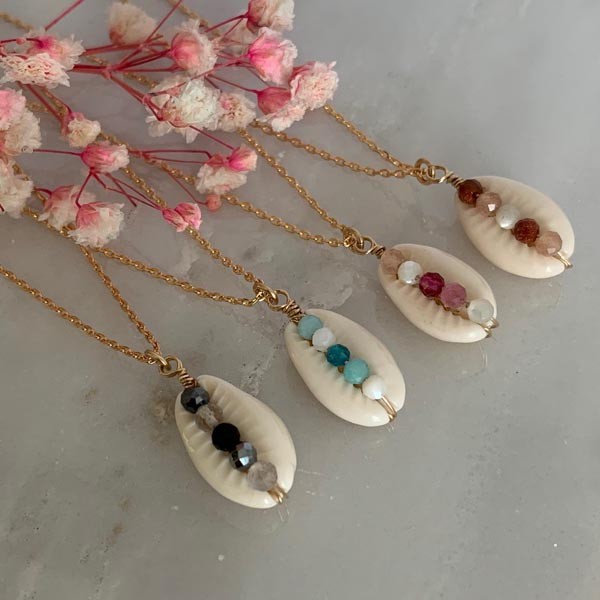 Collier chaine plaqué or cauri pierres grises