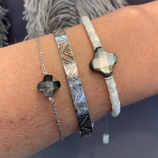 Heishi bracelet with gray mother-of-pearl cross and pearls